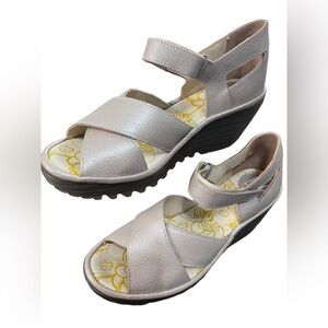 Fly London Wedge sz9